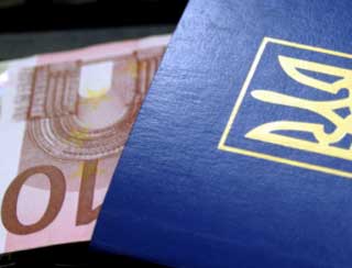 Нацбанк вернул продажу украинцам валюты по паспорту